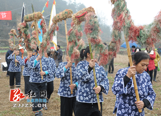 太新奇！“鸡笼罩鱼” 张家界土家儿女用民俗