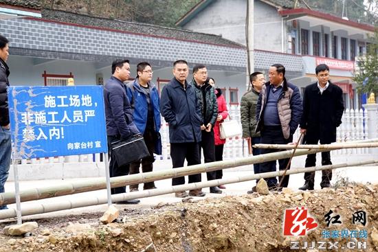 武陵源：朱用文深入天子山镇向家台村开展“三三制”活动