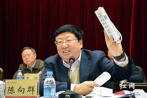 湖南省委常委、常务副省长陈向群借助两个接线板之间的对比，强调传统产业改造提升的重要性。