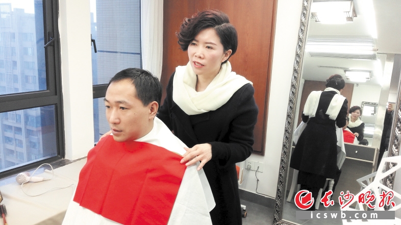 　　为普通人进行私人形象设计的服务开始在长沙悄然兴起。 长沙晚报记者 颜家文 摄