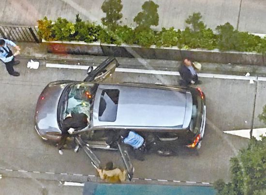 坠楼男子插穿汽车挡风玻璃 车内2人被吓魂飞魄散