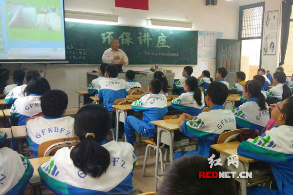 给学生讲授环保小知识。