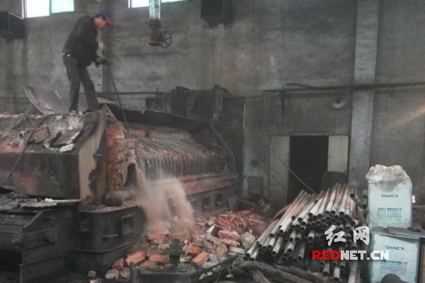 宁乡县人民医院燃煤锅炉烟囱及相关设备拆除。