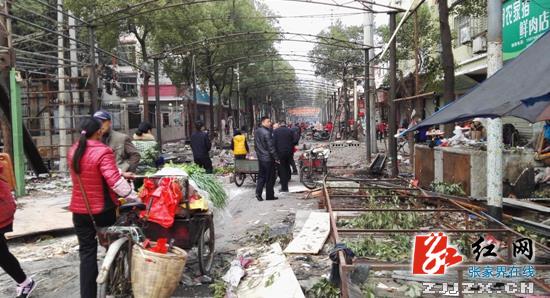 慈利县荷花路菜市场退市还路工程将提前完工并交付使用