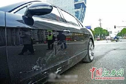 宾利车被撞的痕迹