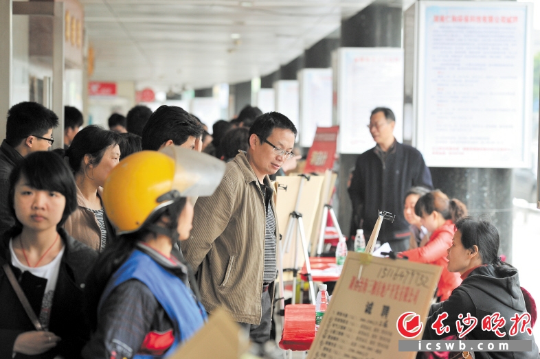 　芙蓉区不断创新就业载体，在商贸繁华地段打造的“就业长廊”，让一根根立柱变身“招聘台”，岗位信息定时更换，居民休闲购物间，说不定就能发现心仪工作。均为长沙晚报记者陈飞摄