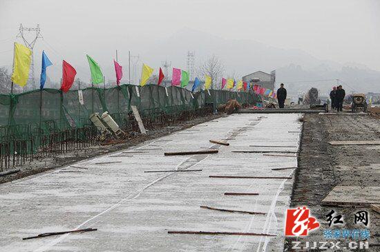 慈利县永安大桥进入铺装层施工阶段