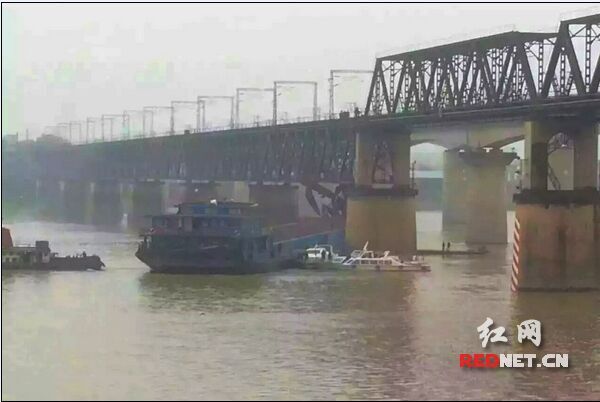 运沙船撞击湘潭铁路下行桥桥墩危及行车。