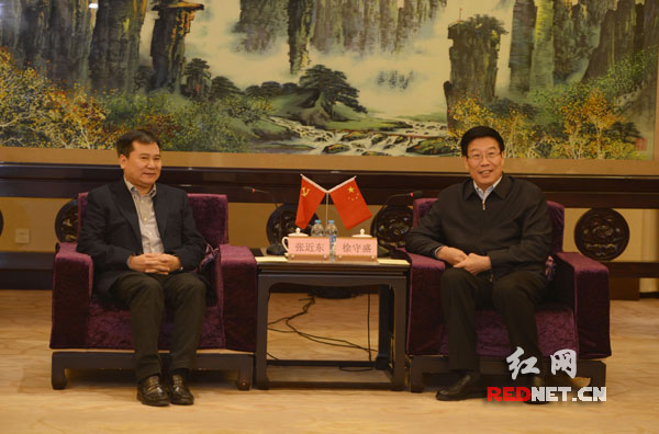湖南省委书记、省人大常委会主任徐守盛（右）在长沙会见苏宁控股集团董事长张近东（左）。