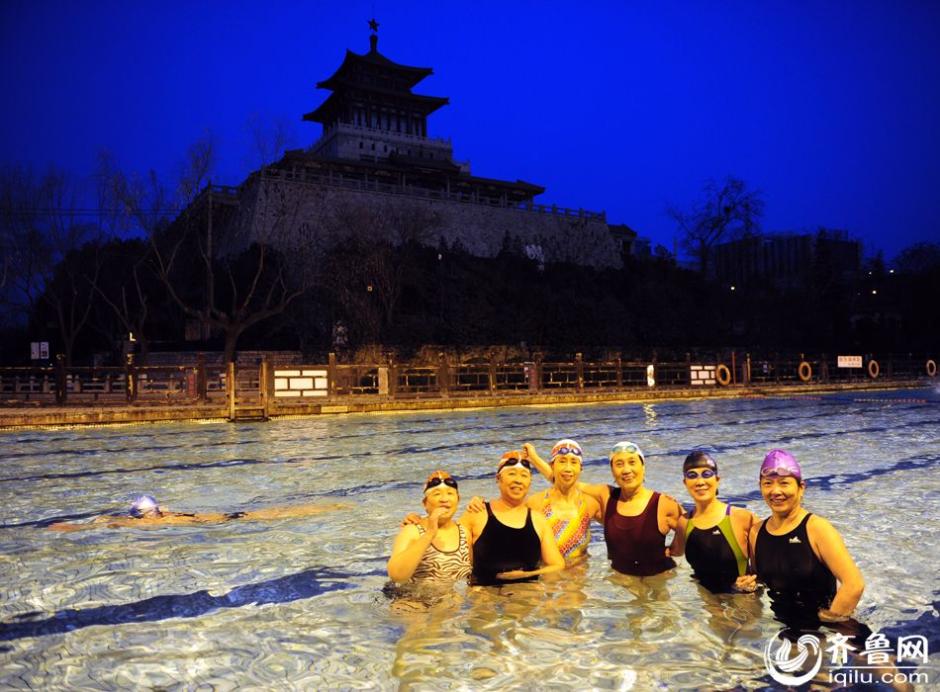 济南大妈零下10℃泉水中冬泳 年龄最大者已逾八旬