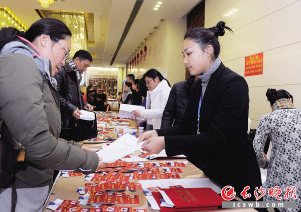 昨日下午，参加市政协十一届四次会议的委员们陆续抵达驻地报到。带着精心准备的提案，委员们精神饱满，一到驻地就开始讨论起教育、食品安全、大气环境等民生热点话题。本次应到会政协委员来自31个界别共计495人，会议还邀请了驻长湖南省政协委员和17名特约政协委员列席。 长沙晚报记者 姚倩 周柏平 摄影报道
