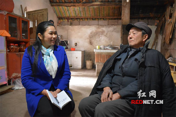 湖南省十二届人大代表杨奎(左)走访群众。