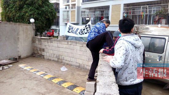 南宁一千人小区竟无路可走 居民出行靠翻墙