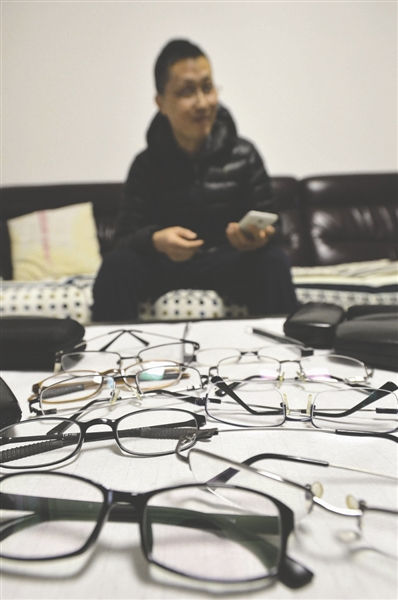 男子让儿子戴老花镜防治近视 医生:没治疗作用