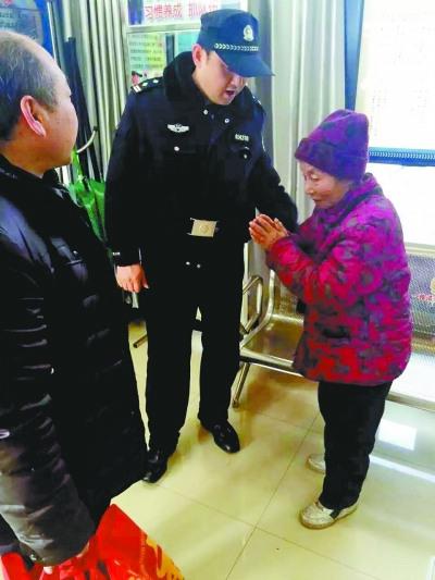 母子俩在警务站相见