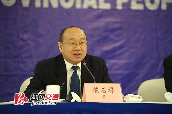 湖南省交通运输厅党组成员、总经济师陈石祥回答记者提问。