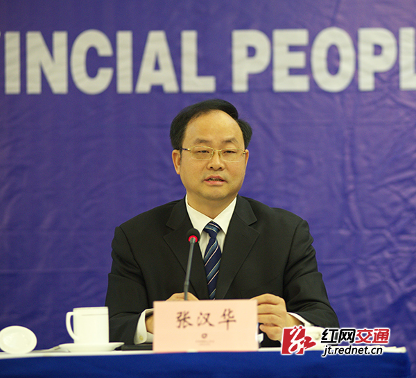 湖南省公路管理局党委书记、局长张汉华在会上回答记者问。