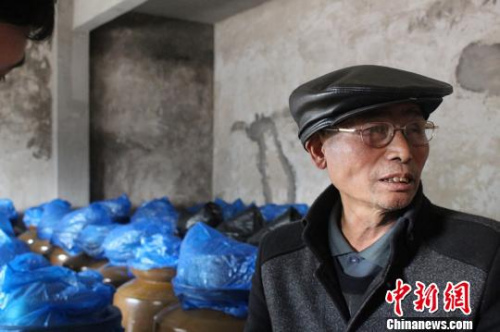 岑如州向记者展示合作社的第一批产品：八月酸笋。中新网记者 陈伊昕 摄