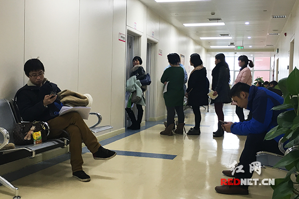 1月18日上午，湖南省妇幼保健院创新楼内，排队做检查的妇女。