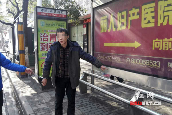 嫌疑人指认扒窃现场。