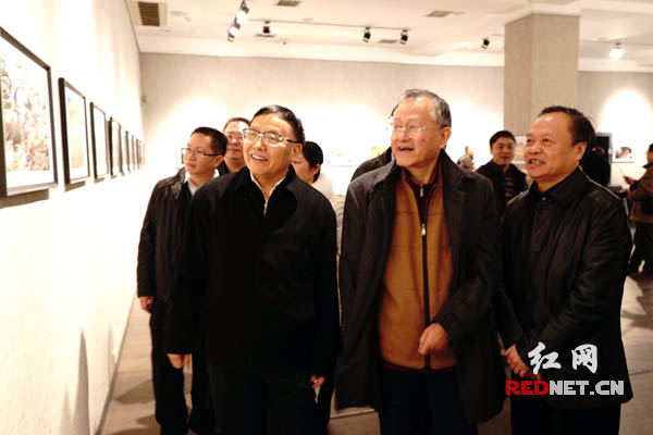 湖南省政协副主席武吉海[前排左一]，省政协原副主席章锐夫[前排左二]等领导观看展览。