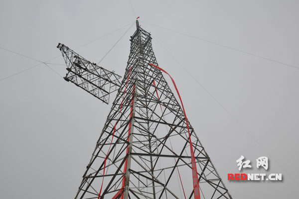 19日，酒泉-湖南±800千伏特高压直流输电工程湖南境内首座电网铁塔组立完成。