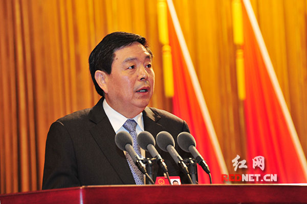 长沙市人大常委会主任袁观清作报告。