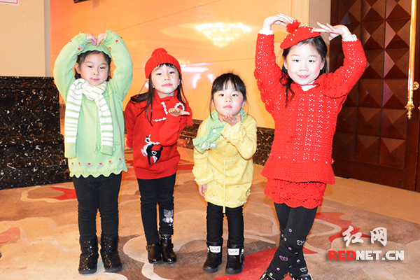 小模特现场展示爱心毛衣。