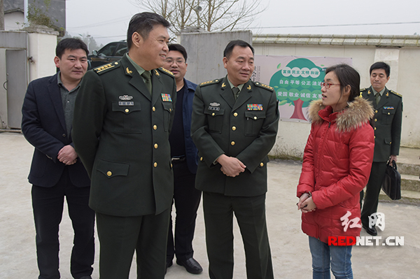 湖南陆军预备役步兵师师长刘亚兵(左二)向樟槽