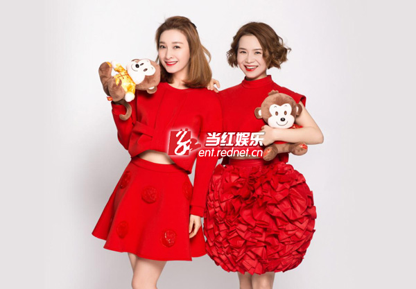 两人怀抱新年吉祥物一齐卖萌