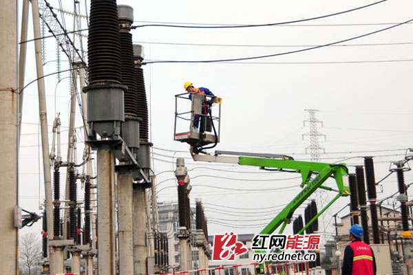 工作人员利用高空检修平台进行作业。