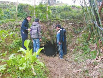 四川一“闹鬼”山洞向外冒烟警察入洞发现两少年