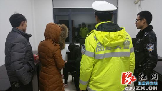 迷路女孩寒夜行走高速 幸遇张家界高速交警热心救助