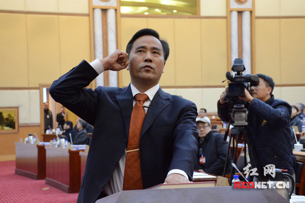 新任命为湖南省人民代表大会教育科学文化卫生委员会委员的陈佳新面对宪法郑重宣誓。