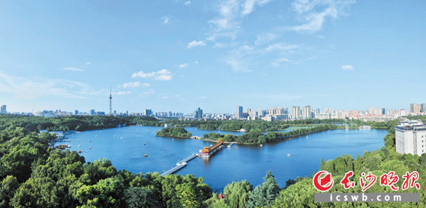 长沙将坚持绿色富市、绿色惠民，深入推进两型社会建设。图为美丽的年嘉湖畔。长沙晚报记者 李锋 摄