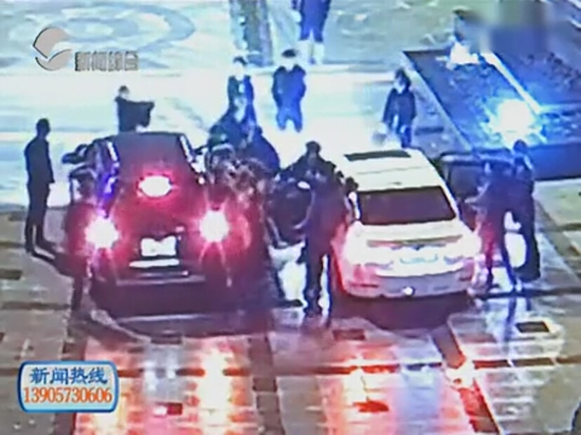 夜场女公关浓妆艳抹打群架 扯头猛踹吓呆路人_中国 ...