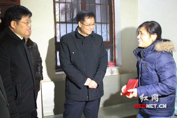 焦开河（中）给刘峥（右）送上慰问金，勉励她好好工作。