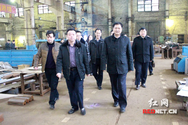 焦开河一行深入车间，了解企业生产情况。