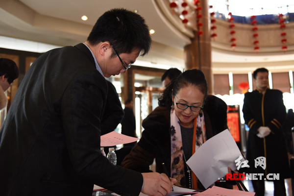 1月23日，参加湖南省政协十一届四次会议的政协委员来到会议驻地报到。