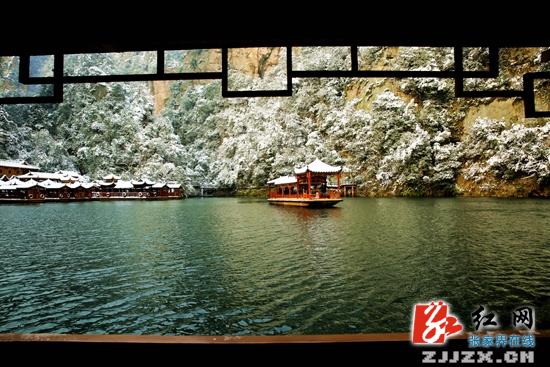 张家界宝峰湖：雪山碧水交融成趣