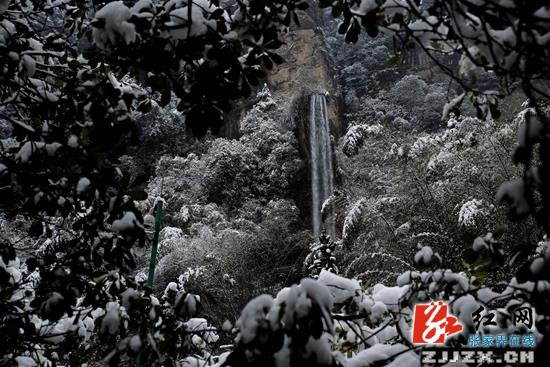 张家界宝峰湖：雪山碧水交融成趣