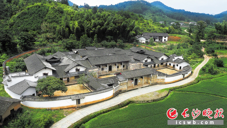 　　湖南现有传统村落251个，大多有百年以上的历史，较好地保持和延续了各自的传统格局和历史风貌。这是占地5000平方米、青砖黑瓦、气势恢宏的浏阳市大围山镇楚东村锦绶堂，目前保存较为完好。 长沙晚报记者 李锋 摄