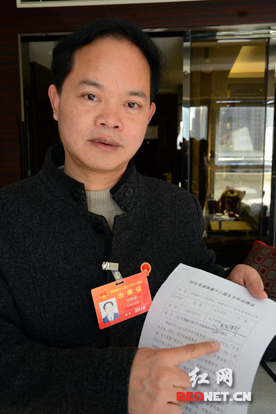 代表李国武说，他把原来的建议案加上了立法保护的内容，这样对特殊群体的劳动保护才有刚性。