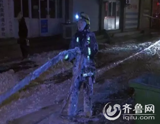 消防官兵极寒夜救火 战斗服脱下后可站立(图)