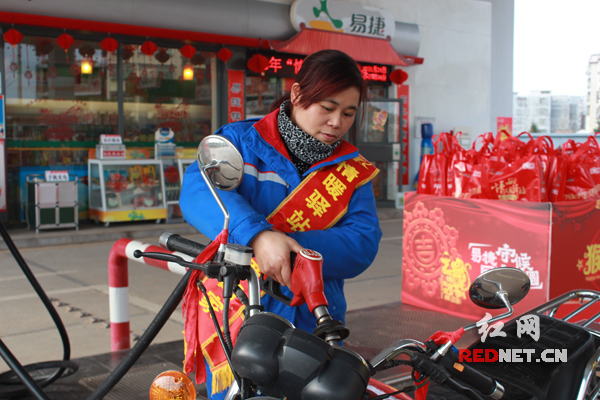 中石化湖南省郴州分公司临武片区隆武加油站加油员石芳清。