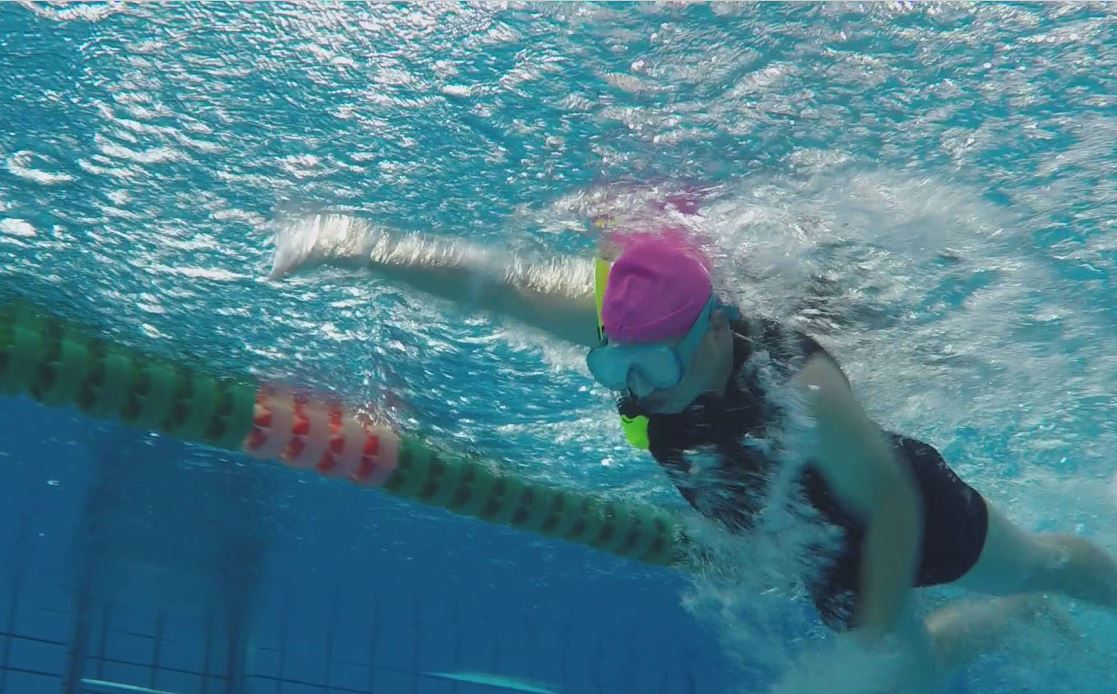 岳云鹏奋力猛游