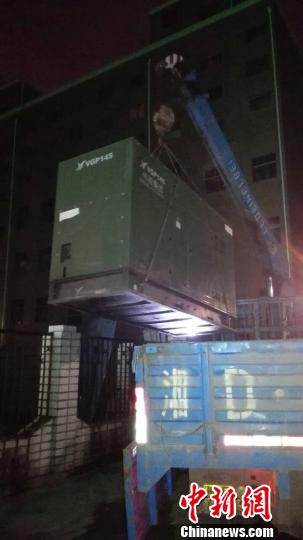 春运前夕，长沙供电段职工连夜调运应急发电机至各沿线火车站备用。　陈梅　摄