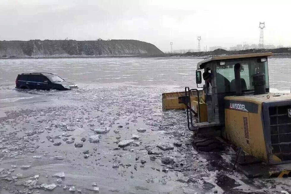 越野车掉入湖面冰窟 铲车前来救援也