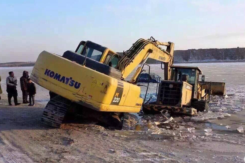 越野车掉入湖面冰窟 铲车前来救援也