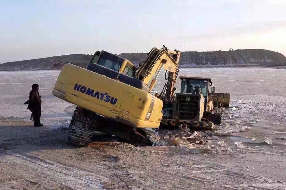 越野车掉入湖面冰窟 铲车前来救援也